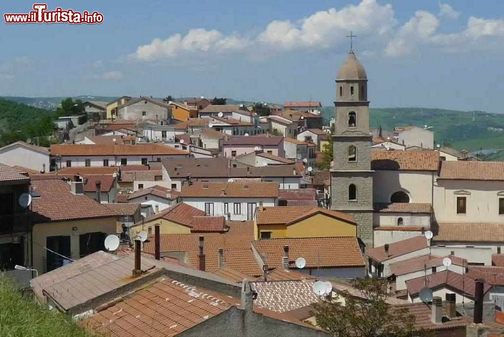 Immagine Il panorama di Brindisi Montagna, un borgo della provincia di Potenza in Basilicata - © kanedek