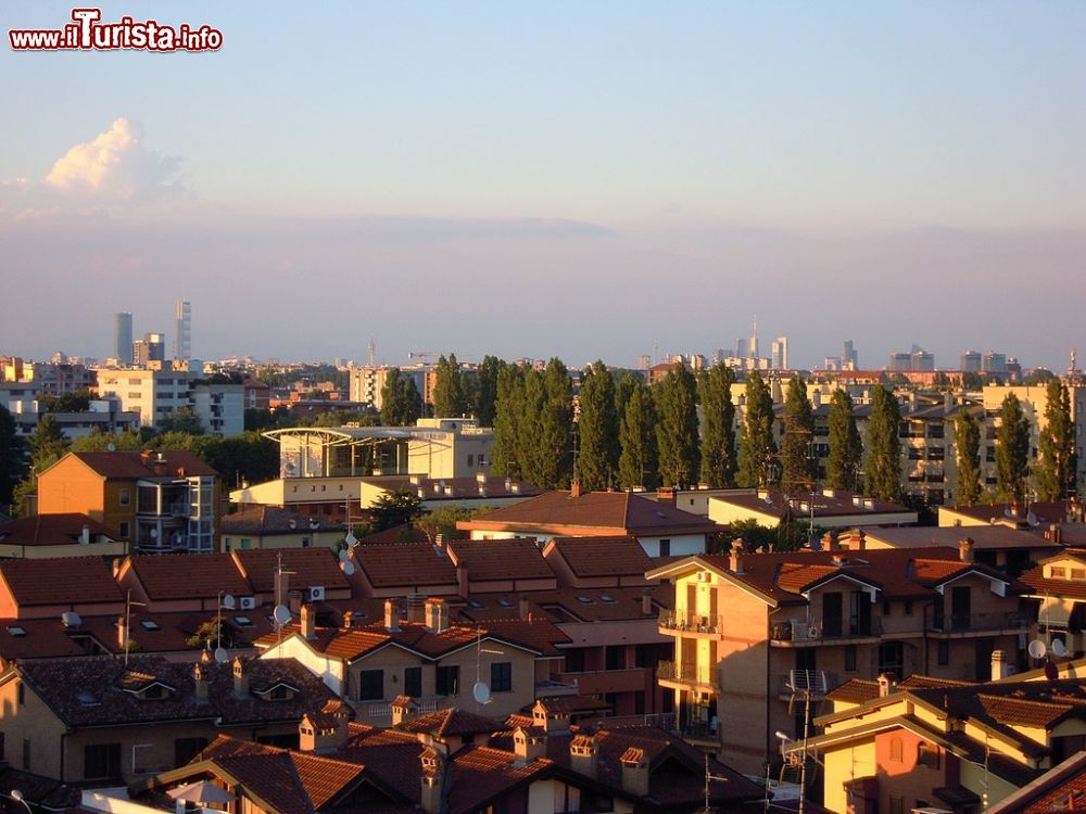 Immagine Panorama di Buccinasco in Lombardia e sullo sfondo la Skyline di Milano Di MasterCrudelta - Opera propria, CC BY-SA 4.0, Collegamento