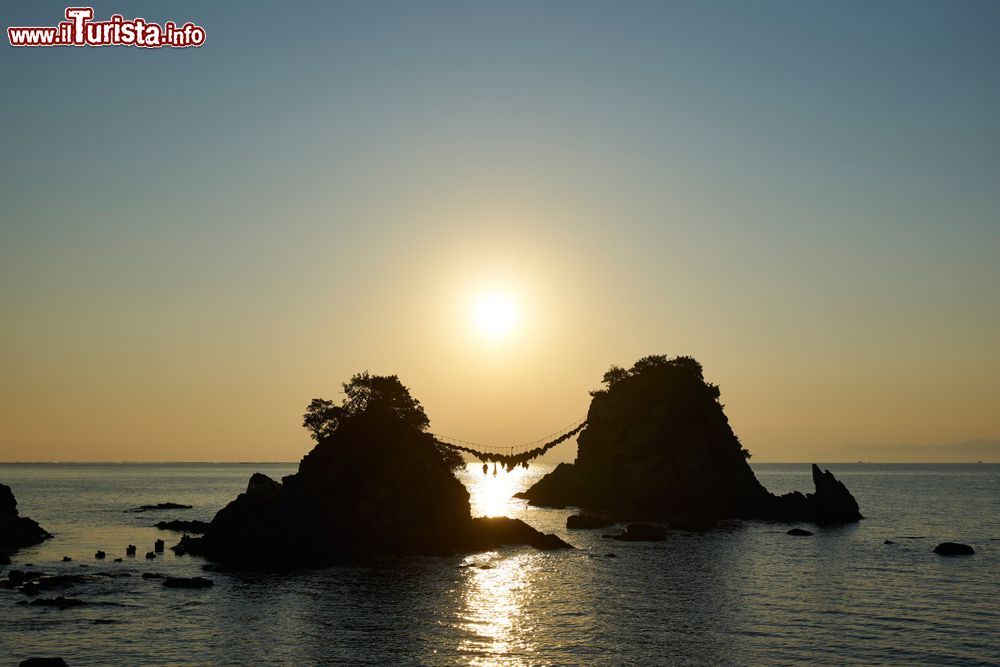 Immagine Panorama di Bungo Futamigaura a Saiki, Oita, al calar del sole (Giappone). Questo punto panoramico è fra i più suggestivi del Giappone perchè tra l'inizio di marzo e l'inizio di ottobre il sole sorge fra le due rocce attirando così numerosi turisti e spettatori.