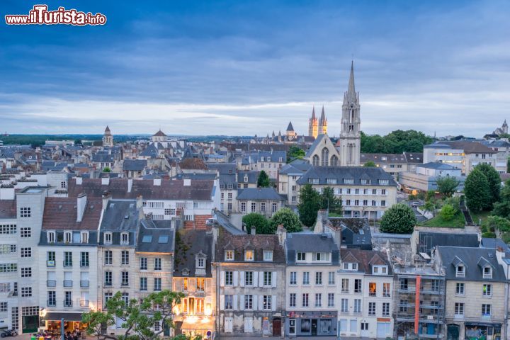 Immagine Panorama di Caen dall'alto, Francia. Appollaiata sulle sponde del fiume Orne, Caen sorge nel cuore della Normandia ed ospita un centro storico dal sapore antico - © pisaphotography / Shutterstock.com