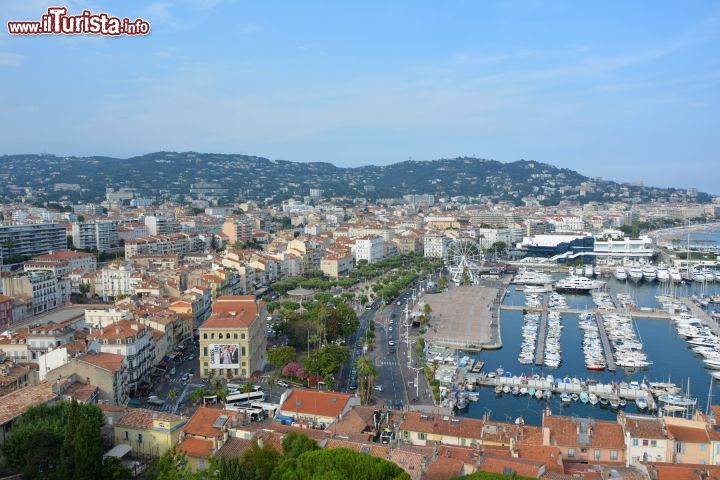 Immagine Panorama di Cannes, la perla della Costa Azzurra, Francia. Questa località francese offre davvero molto: un bellissimo litorale che si anima annualmente nel periodo estivo, una parte vecchia intrisa di fascino e storia, un glamour indiscusso legato al Festival Internazionale del Cinema.