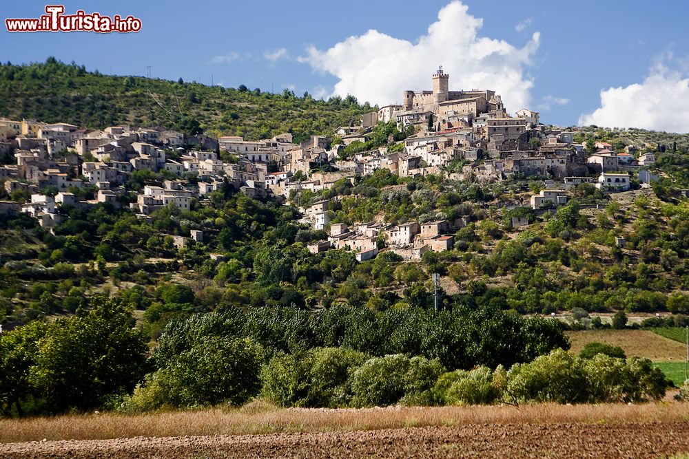 Immagine Panorama di Capestrano il borgo della provincia de l'Aquila in Abruzzo