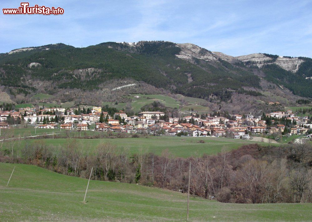 Immagine Panorama di Carpegna nelle Marche e l'omonima montagna alle spalle - © Toni Pecoraro, Wikipedia