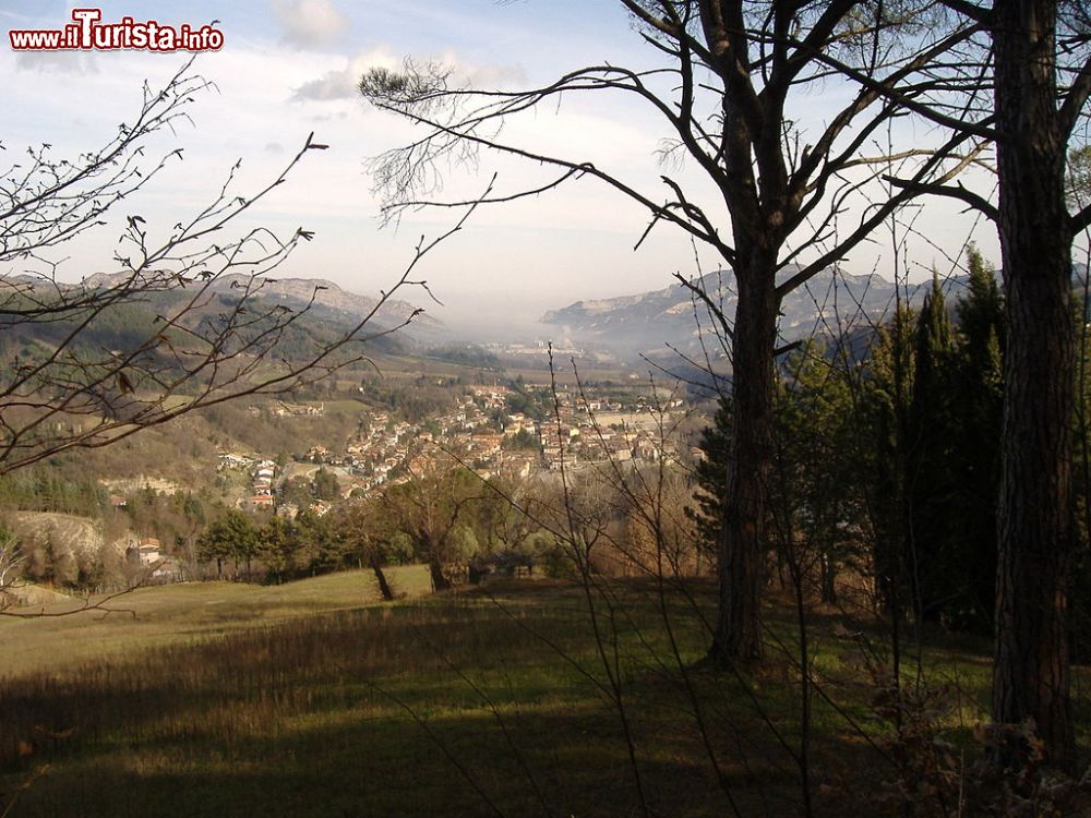 Immagine Panorama di Casola Valsenio in inverno: siamo in Provincia di Ravenna, Emilia-Romagna - © Giorgio Sagrini, CC BY-SA 3.0, Wikipedia