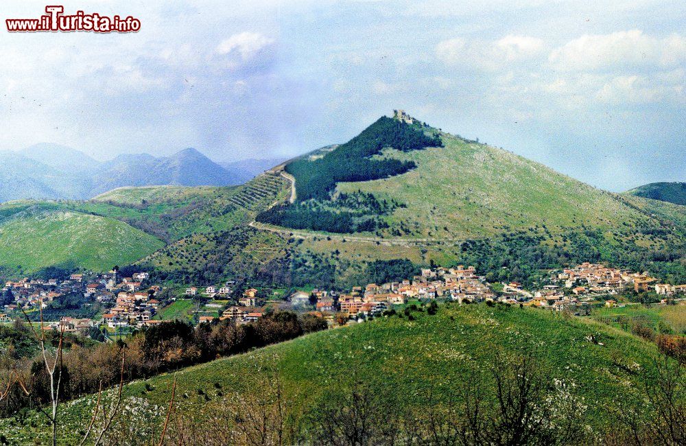 Immagine Panorama di Castel Morrone in Campania - mapio.net
