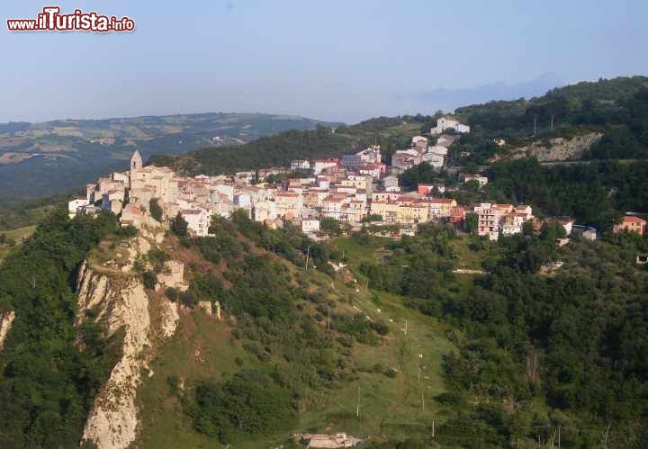Immagine Panorama del borgo di Castellino del Biferno - © CIL GiovanniF, CC BY-SA 4.0, Wikipedia