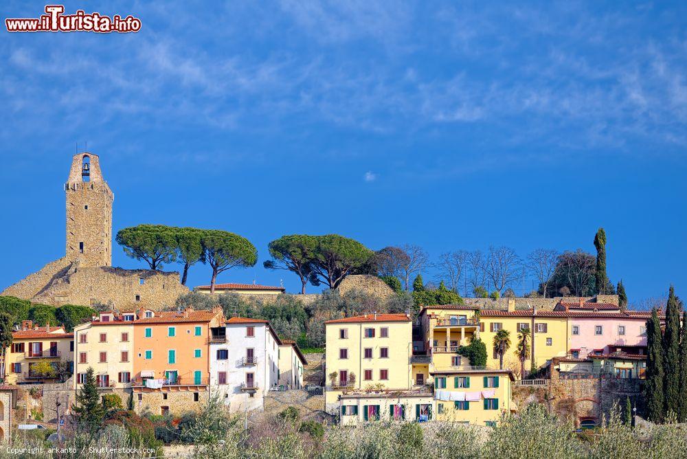 Immagine Panorama di Castiglion Fiorentino, provincia di Arezzo, in una giornata di sole. Sullo sfondo, la torre del Cassero, principale punto di riferimento e simbolo del borgo. Di epoca medievale, venne costruita  durante la dominazione perugina del XIV° secolo - © arkanto / Shutterstock.com