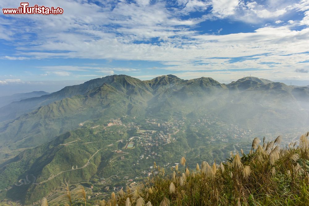 Immagine Panorama di Chiufen, Taiwan. Questo piccolo villaggio montano, qui fotografato con la nebbia, appare in tutto il suo splendore dal picco della montagna Keelung.