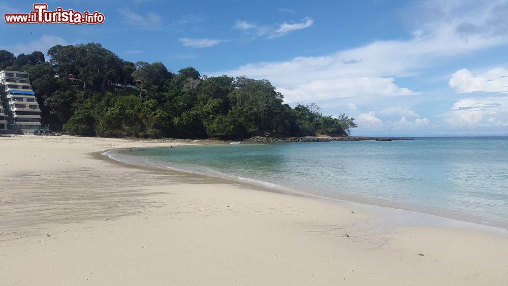 Immagine Panorama di Contadora Island, Panama: spiagge di sabbia chiara e fine e acque cristalline per gli appassionati di snorkeling sono il biglietto da visita di quest'isola situata a breve distanza dalla capitale Panama City.