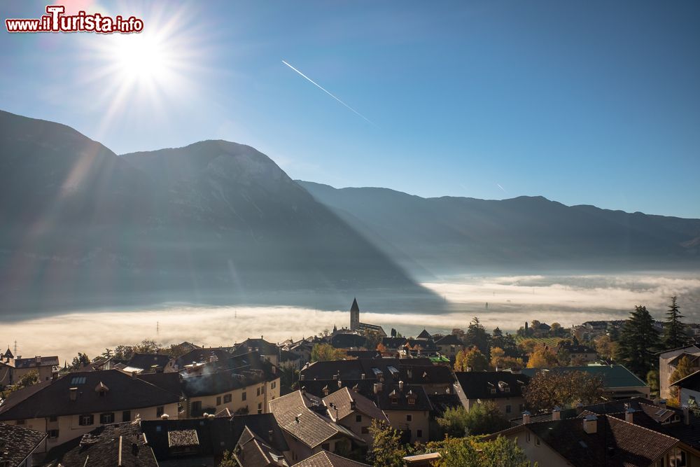 Immagine Panorama di Cortaccia sulla Strada del Vino in autunno con la nebbia