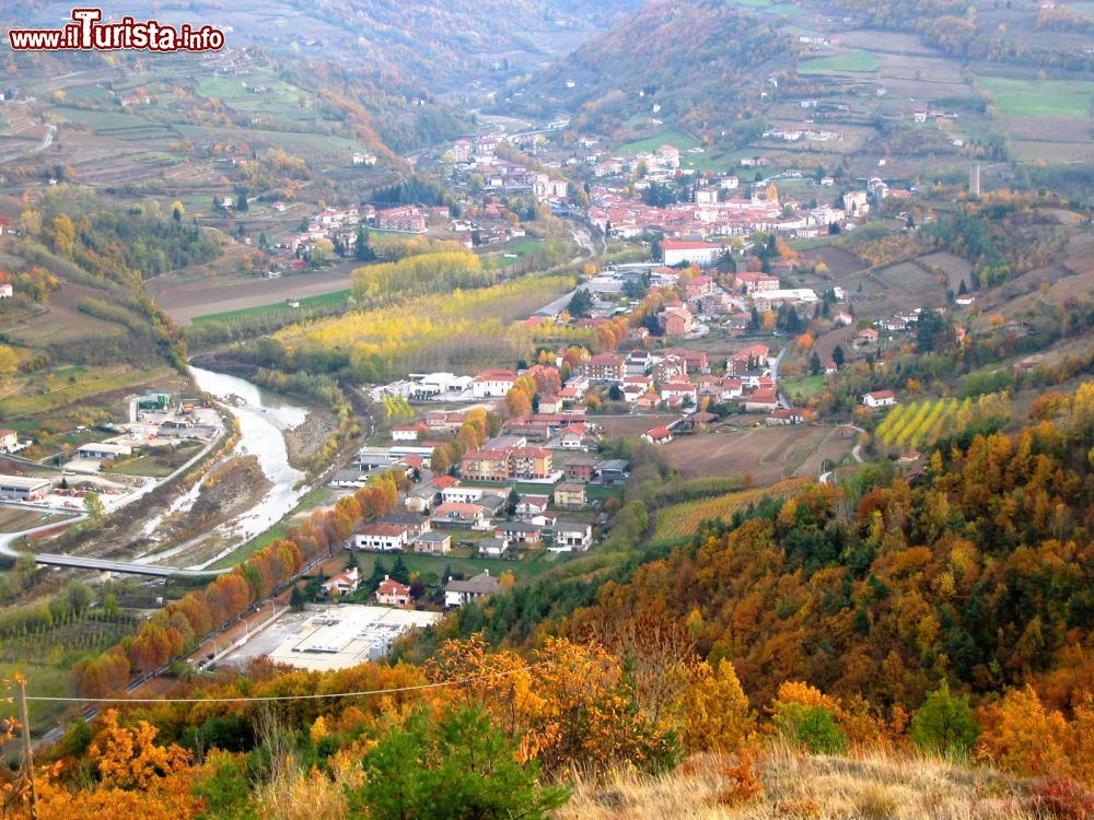 Immagine Panorama di Cortemilia, provincia di Cuneo, Piemonte Di Corrado Destefanis - Opera propria, CC BY-SA 3.0, Collegamento