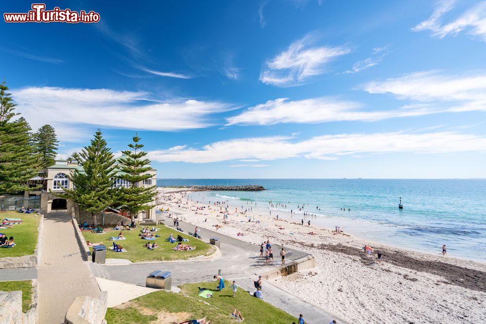 Immagine Panorama di Cottesloe Beach a Perth, Western Australia, in una giornata di primavera. E' una delle destinazioni più famose fra le spiagge cittadine dell'Australia Occidentale.