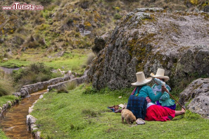 Immagine Panorama di Cumbe Mayo nei pressi di Cajamarca, Perù. In lingua quechua il suo nome significa "fiume sottile": la principale attrazione di questo complesso archeologico è infatti l'antico acquedotto scavato nella roccia - © takawildcats / Shutterstock.com