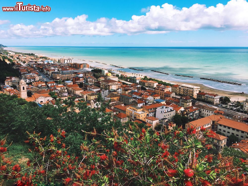 Immagine Panorama di Cupra Marattima nelle Marche. Località balneare turistica, Cupra ospita monumenti di notevole interesse storico-culturale.