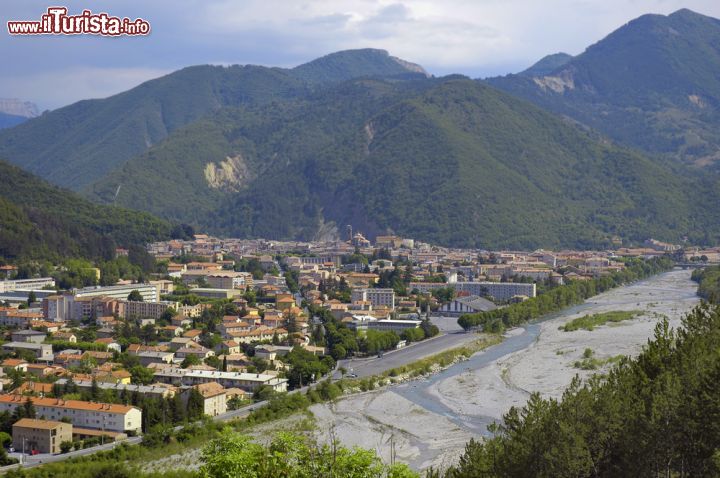Immagine Il  Panorama di Digne-Les-Bains uno dei centri più importanti dell'Alta Provenza, in Francia  - © img85h / Shutterstock.com