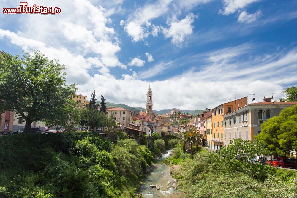 Immagine Panorama di Dolcedo in Liguria e la vallata del Torrente Prino, provincia di Imperia