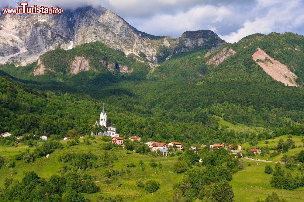 Immagine Panorama di Dreznica in Slovenia, Alpi Giulie, frazione di Caporetto.