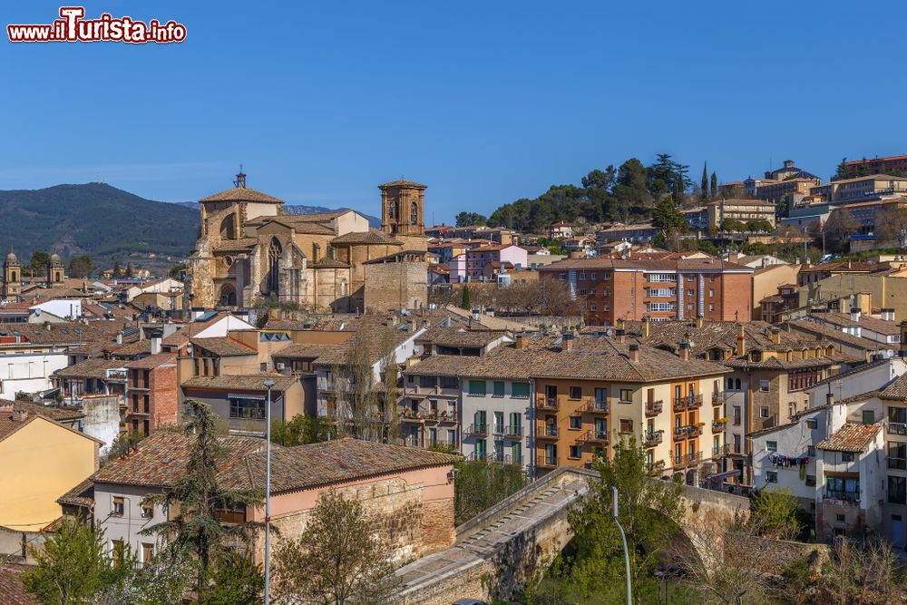 Immagine Panorama di Estella (Lizarra in basco) e della chiesa di San Michele, Spagna. Si tratta di un edificio religioso in stile romanico-gotico del XII° secolo.
