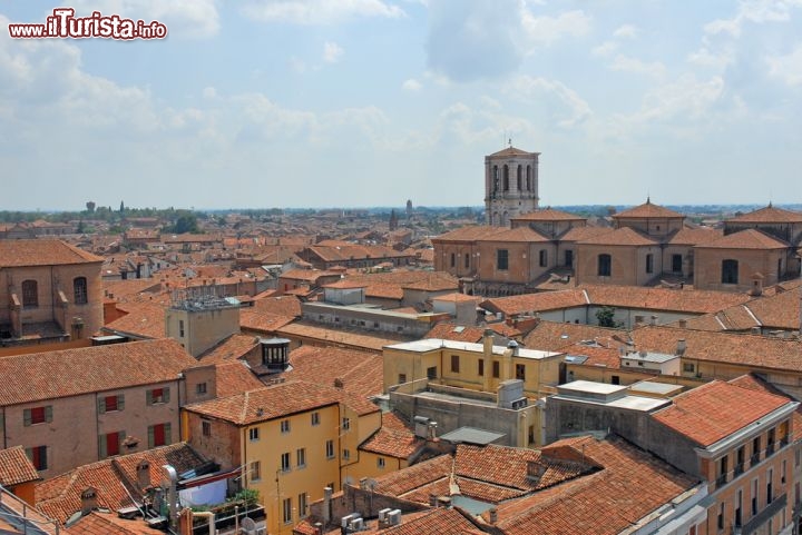 Immagine Un panorama di Ferrara, Emilia Romagna, fotografato dall'alto di Palazzo d'Este. In fondo si riconosce il campanile della Cattedrale di San Giorgio, eretto nella seconda metà del Quattrocento su progetto di Leon Battista Alberti. A dire il vero non fu mai terminato: ancora oggi manca la coperura a cuspide prevista dal disegno originario - © claudio zaccherini / Shutterstock.com