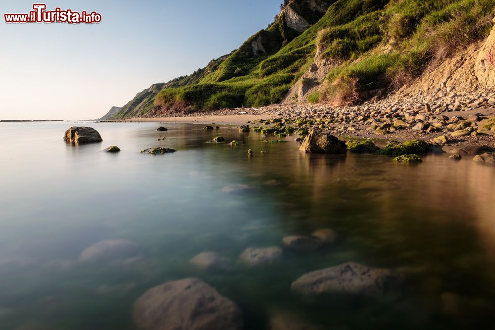 Immagine Panorama di Fiorenzuola di Focara, Marche: una bella veduta delle scogliere a strapiombo sul Mare Adriatico di prima mattina.