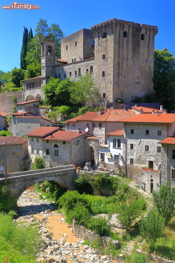 Immagine Panorama di Fivizzano e il Castello di Verrucola in Toscana