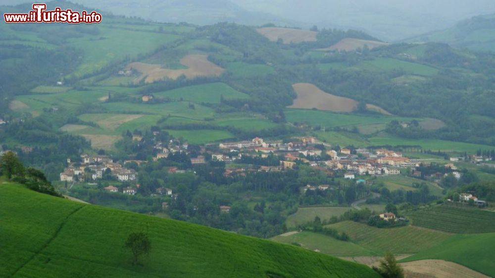 Immagine Panorama di Fontanelice tra gli appennini della Valle del Santerno, Emilia-Romagna - © Sentruper, Pubblico dominio, Wikipedia