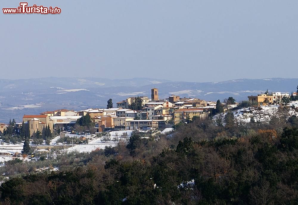 Immagine Panorama di Gambassi terme dopo una nevicata invernale sulla Toscana - ©  Ildebrando - Wikipedia