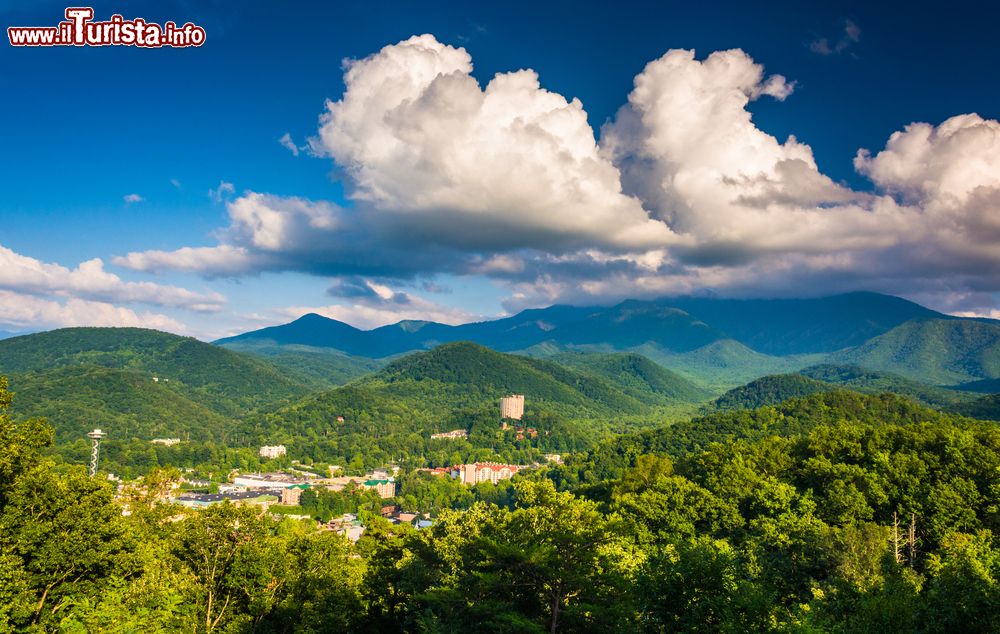 Immagine Panorama di Gatlinburg visto da Foothills Parkway nel parco nazionale delle Great Smoky Mountains, Tennessee e Carolina del Nord (USA).