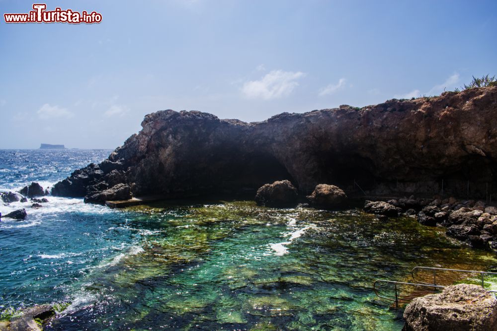 Immagine Panorama di Ghar Lapsi a Siggiewi, Malta. La "grotta dell'ascesa", questa la traduzione del nome Ghar Lapsi, fu chiamata così da un pescatore del luogo che vi aveva costruito un reliquiario. Si tratta di una piscina rocciosa con annessa grotta. Attrae turisti e appassionati di immersioni e snorkeling. 