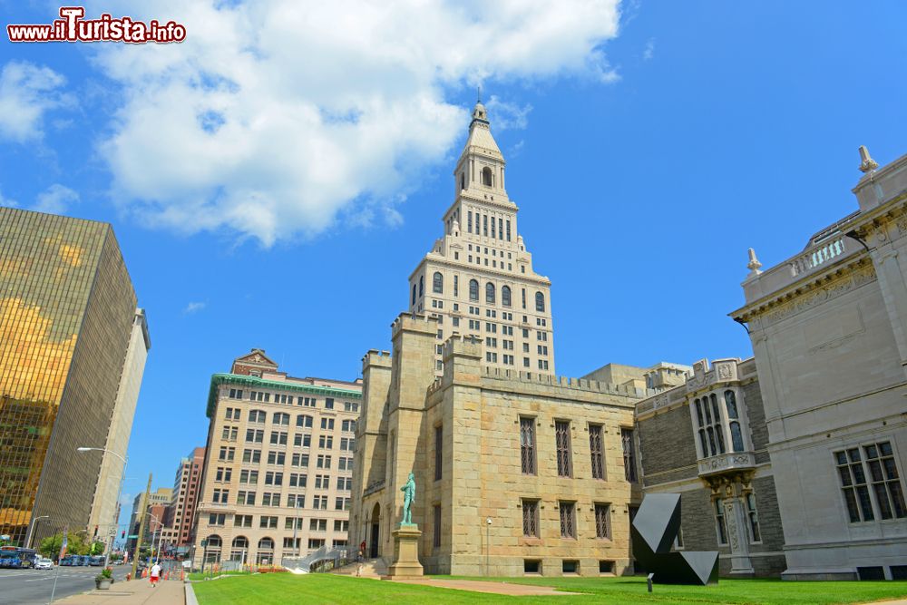 Immagine Panorama di Hartford con la torre Travelers e il Wadsworth Atheneum Museum of Art, Connecticut (USA).
