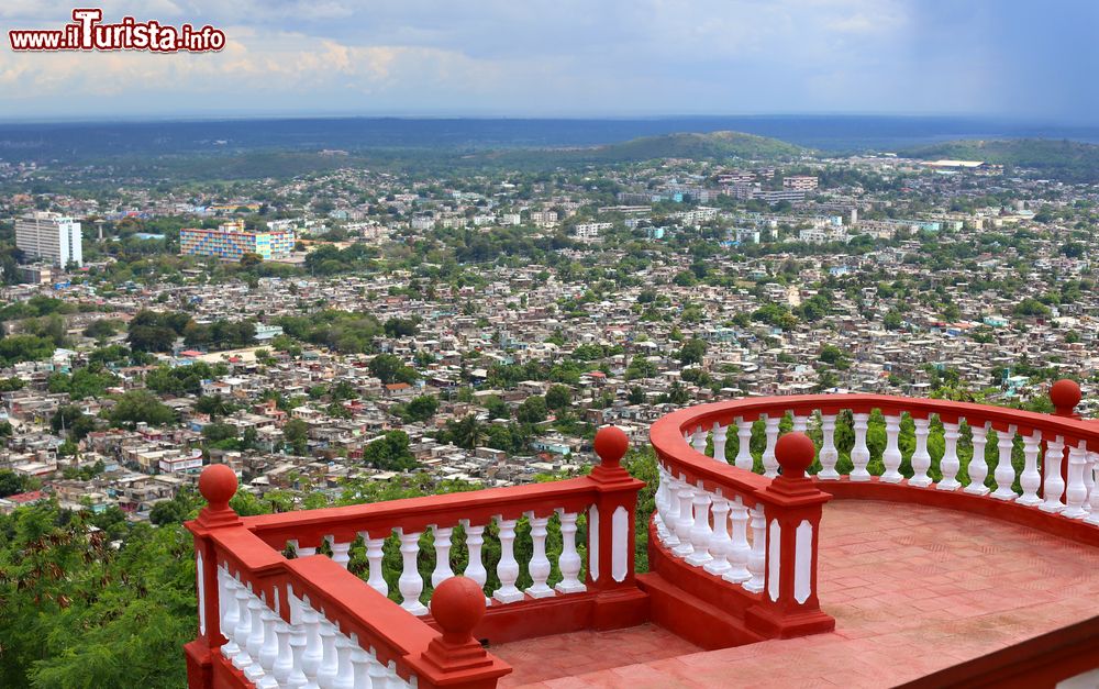 Immagine Panorama di Holguin dalla Hill of the Cross, Cuba. Per raggiungere Loma de la Cruz, (Hill of the Cross) monumento simbolo della città, bisogna arrampicarsi per 465 gradini. Il nome deriva da una croce in legno situata in cima alla collina. Da qui si gode un panorama mozzafiato sull'intera cittadina di Holguin.