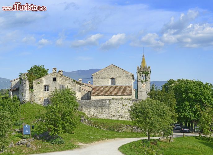 Immagine Panorama di Hum, Croazia, in una giornata di sole. Fondata sulla cime di una collina, conta poche decine di abitanti ed è lunga 100 metri e larga 30. E' celebre per essere la più piccola città al mondo - © Pecold / Shutterstock.com