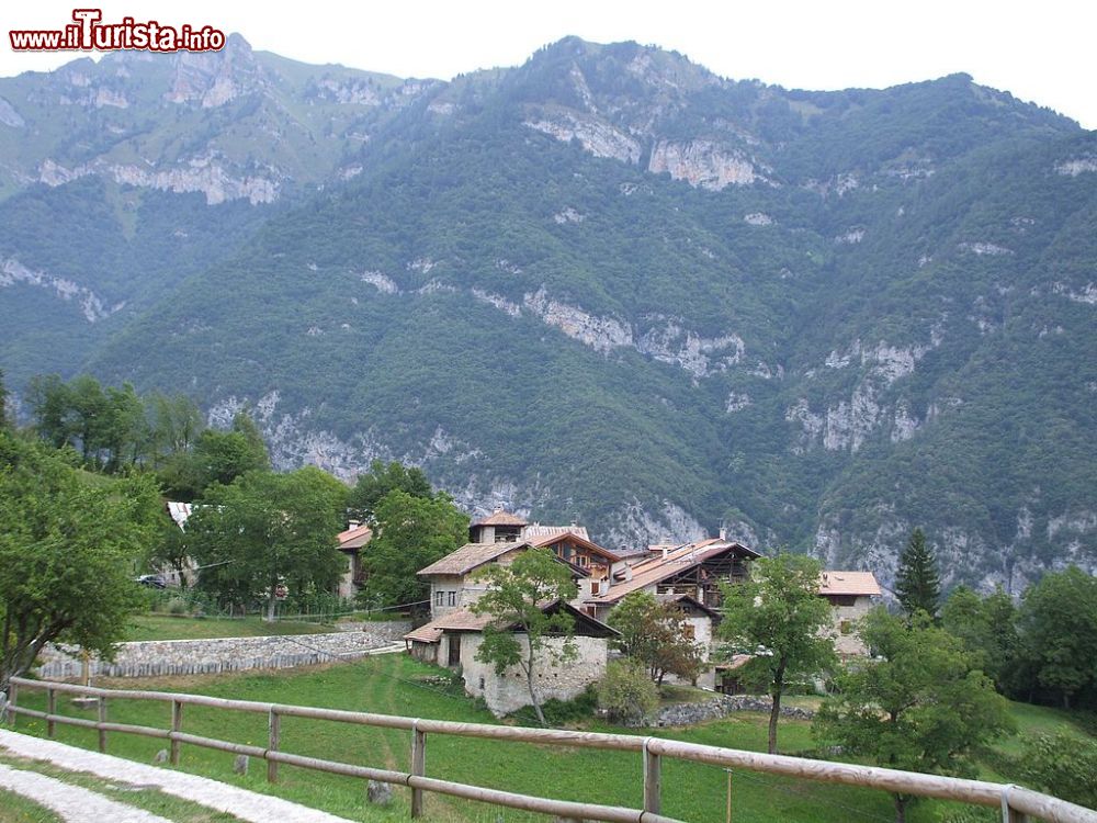 Immagine Panorama di Irone nel Trentino, borgo abbandonato nel 1630 - © giannip46, CC BY-SA 3.0, Wikipedia