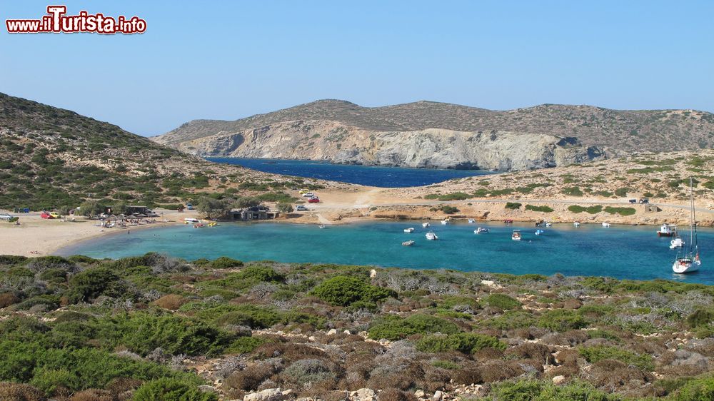 Immagine Panorama di Kalotaritissa sull'isola di Amorgos, Grecia. E' una graziosa baia dall'acqua turchese limpido.