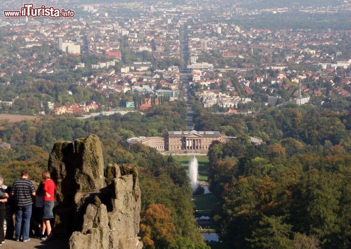 Immagine Panorama di Kassel dal parco di Wilhelmshoehe, Germania - Veduta panoramica sulla città tedesca di Kassel fotografata dalle alture del Bergpark © anweber / Shutterstock.com