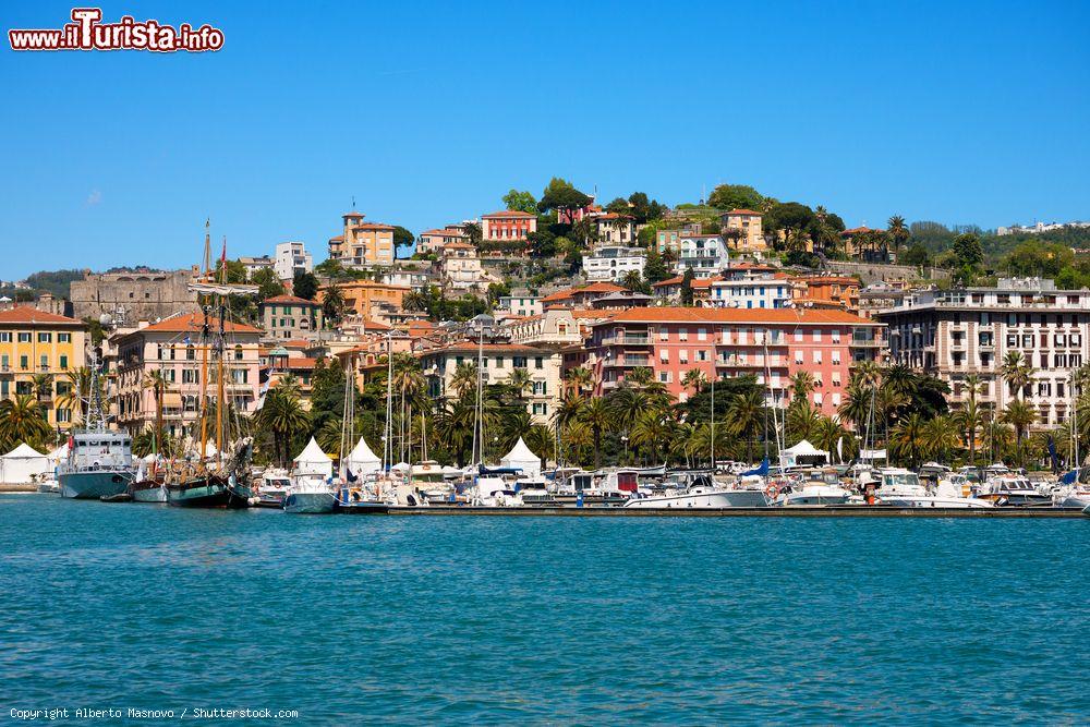 Immagine Panorama di La Spezia, Liguria. La città sorge su un angusto lembo di terra stretto fra mare e monti, sviluppo urbanistico che ha richiesto ingenti opere di bonifica - © Alberto Masnovo / Shutterstock.com