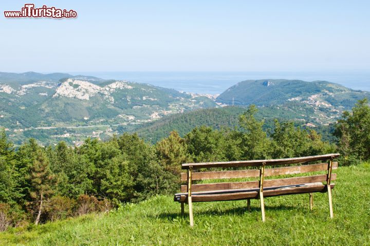 Immagine Il panorama di Loano fotografato dalle montagne dell'Appennino Ligure - © Federica Milella / Shutterstock.com