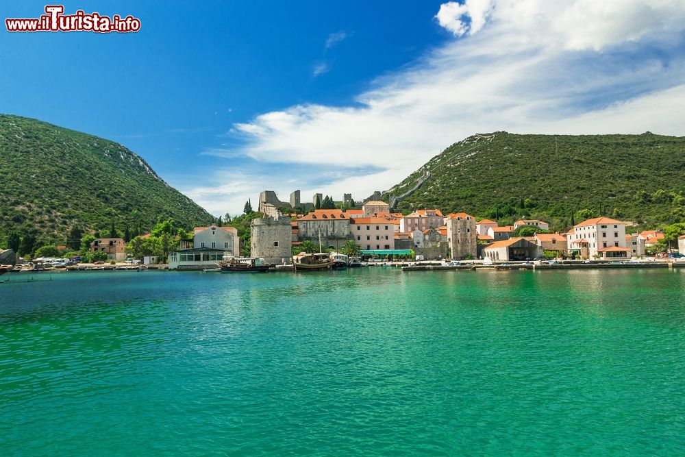 Immagine Panorama di Mali Ston da una barca sul Mare Adriatico, Croazia. Stagno Piccola, città gemella di Ston, sorge sul versante nord della penisola.