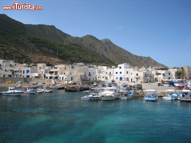 Immagine Il panorama del borgo di Marettimo la piu occidentale delle Isole Egadi. Ecco le tipiche abitazioni di quest'isola dell'arcipelago delle Egadi. Da non perdere la chiesetta bizantina e il castello di Punta Troia. Le acque cristalline del Mediterraneo lambiscono le coste di questo territorio delle Egadi. Fiore all'occhiello di Marettimo sono anche le sue grotte marine, veri e propri capolavori creati dalla natura nel corso dei secoli - © jim - CC BY-SA 2.0 - Wikipedia