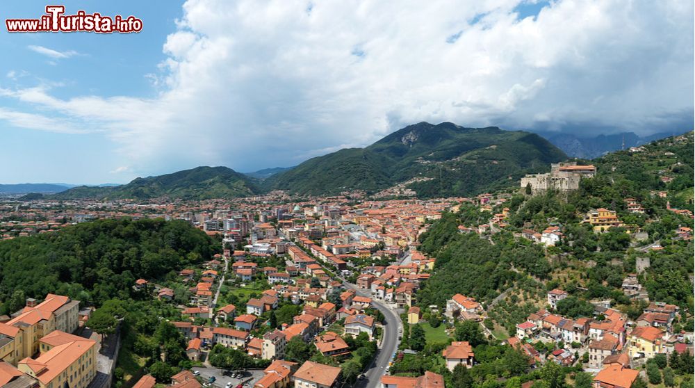 Immagine Il panorama di Massa fotografato dalle colline intorno a San Carlo Terme in Toscana