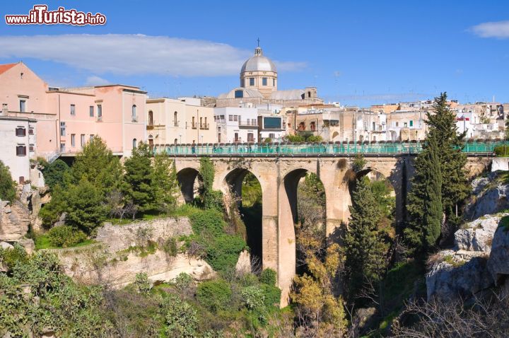 Immagine Panorama di Massafra in provincia di Taranto, Puglia - Una bella veduta di Massafra, collocata ai piedi della Murgia. Il suo territorio rientra nel parco naturale regionale Terra delle Gravine ed ospita, fra l'altro, anche l'oasi del WWF di Monte Sant'Elia. E' incastonata fra gli insediamenti della civiltà rupestre neolitica e bizantina che le sono valse il soprannome di Tebaide d'Italia © Mi.Ti.  / Shutterstock.com