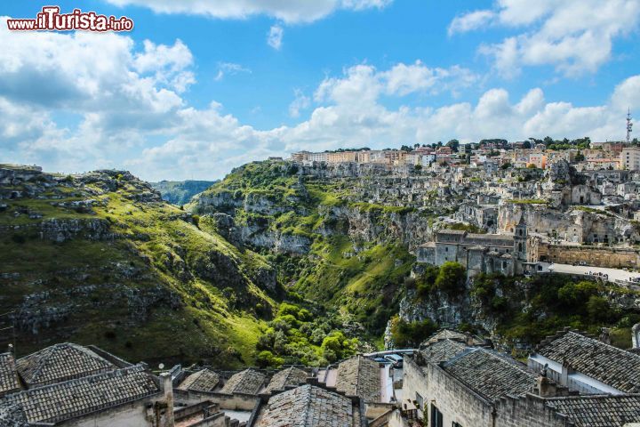 Immagine Il Panorama di Matera, con i suoi Sassi Patrimonio UNESCO, e la sua profonda Gravina. Saimo in Basilicata, nella città Capitale Europea della Cultura 2019 - © Michela Garosi / TheTraveLover.com