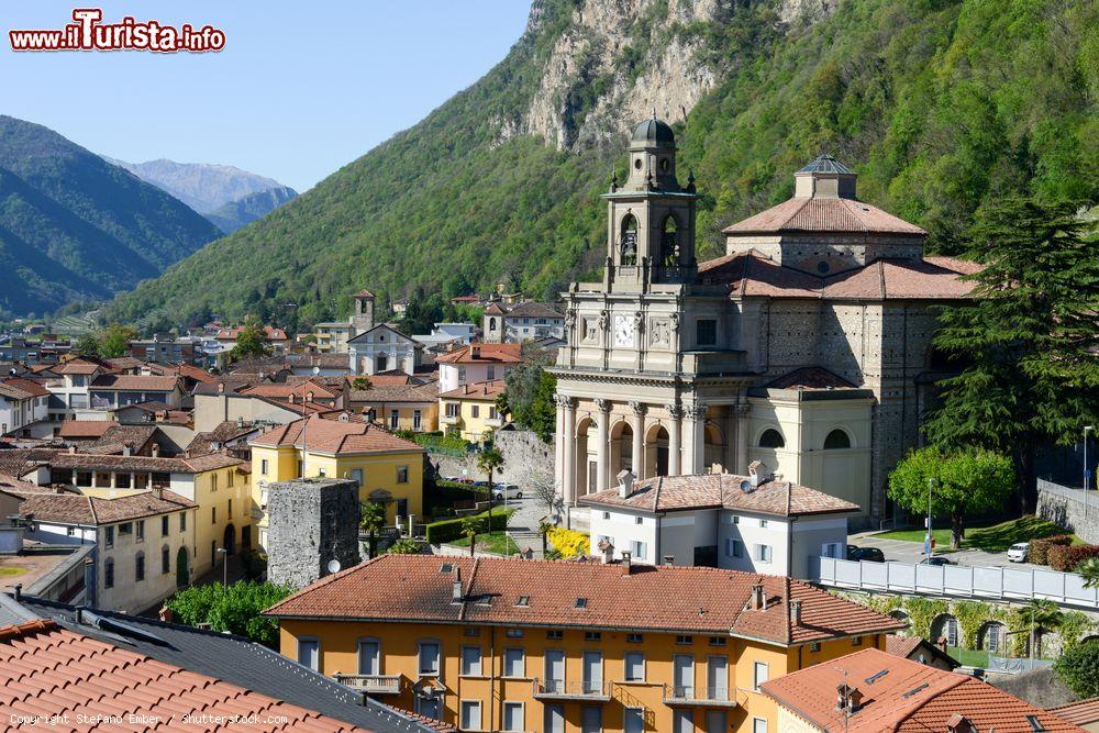 Immagine Panorama di Mendrisio in Svizzera, Canton Ticino. In primo piano la Chiesa dei Santi Cosma e Damiano - © Stefano Ember / Shutterstock.com