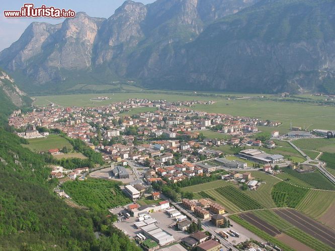 Immagine Il Panorama della Piana Roteliana e il borgo di Mezzolombardo: siamo a nord di Trento  - © Giskard - CC BY-SA 3.0 - Wikimedia Commons.