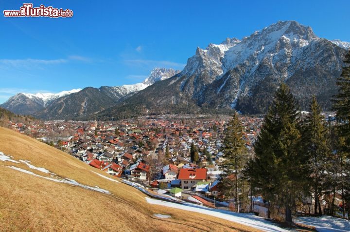 Immagine Panorama della città di Mittenwald con i monti del Karwendel sullo sfondo, Germania, in primavera - © SusaZoom / Shutterstock.com