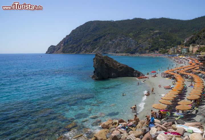 Immagine Panorama di Monterosso al Mare, Liguria, Italia - Scogli e sabbia per la spiaggia di Monterosso al Mare, splendida cittadina delle Cinque Terre: il suo impianto turistico-balneare è raggiungibile tramite un tunnel di poche decine di metri. Il mare antistante la sua costa rientra nell'Area marina protetta Cinque Terre © ELEPHOTOS / Shutterstock.com