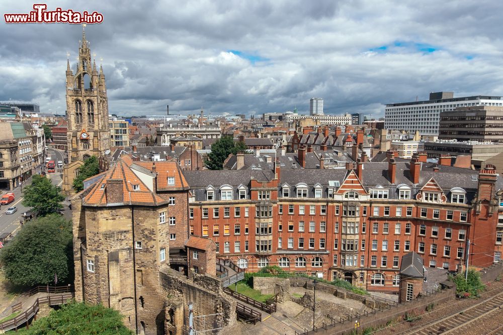 Immagine Panorama di Newcastle upon Tyne con la cattedrale di San Nicola, Inghilterra. Costruita nel 1091 nelle vicinanze del castello, venne distrutta da un incendio nel 1216. La nuova costruzione fu completata solo nel 1350. All'esterno, decisamente classico, si abbina un interno dal forte impatto scenico.