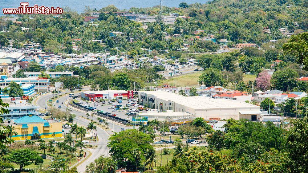 Immagine Panorama di Ocho Rios, Giamaica, e delle sue strade dall'alto delle montagne - © Atomazul / Shutterstock.com