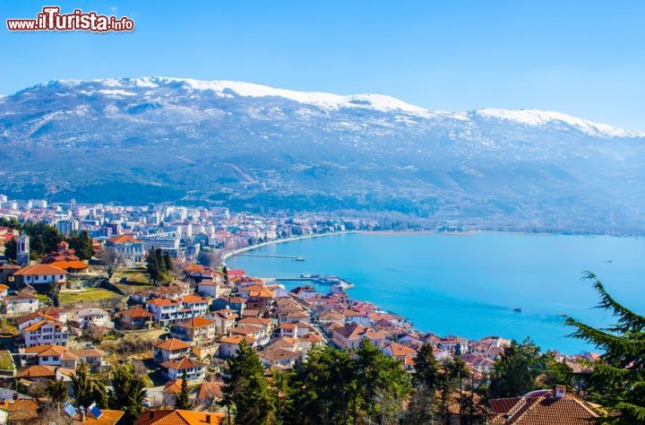 Immagine Panorama di Ohrid e l'omonimo lago della Macedonia - © pavel dudek / Shutterstock.com
