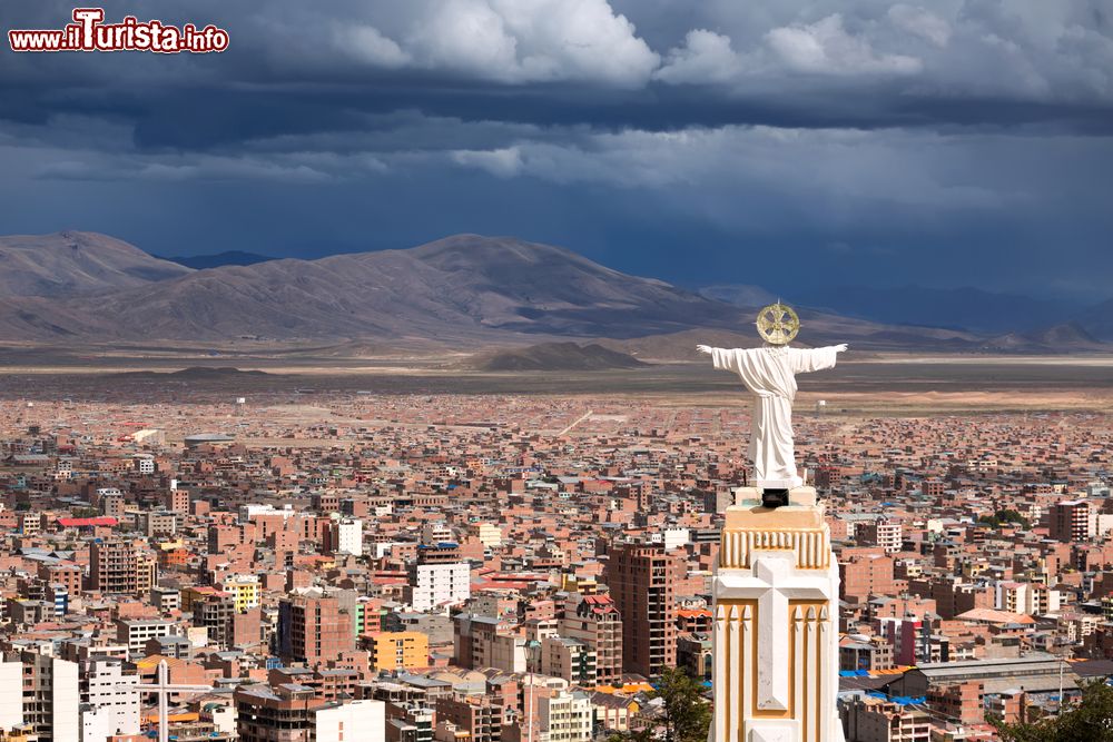 Immagine Panorama di Oruro, Bolivia, dall'alto con vista sui tetti di questo agglomerato urbano suddiviso in 8 cantoni.
